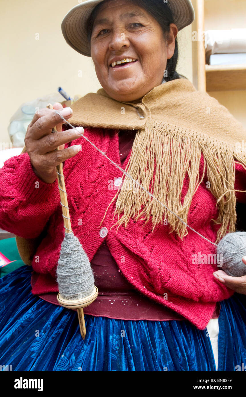 Altiplano.Cajamarca centro de la Mujer, mujer Aymara hilando lana de oveja  Fotografía de stock - Alamy