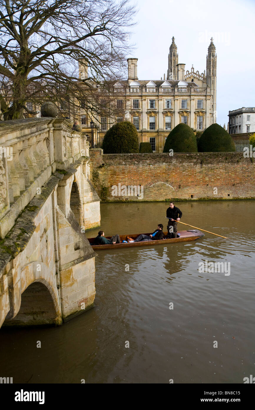 Los estudiantes punt / navegar en el río Cam y la fachada oeste de Clare College, de la Universidad de Cambridge. Visto desde la espalda. En el Reino Unido. Foto de stock