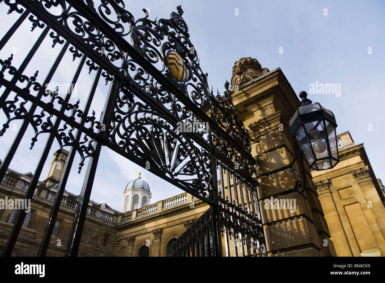 Puerta de entrada / Portones / puerta de enlace en la entrada del Colegio de Clare de Trinity Lane. La Universidad de Cambridge. Foto de stock