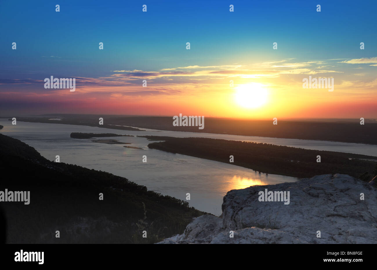 Amanecer en los bancos del río Volga en Parque Nacional Ruso 'Samarskaya Luka' Foto de stock
