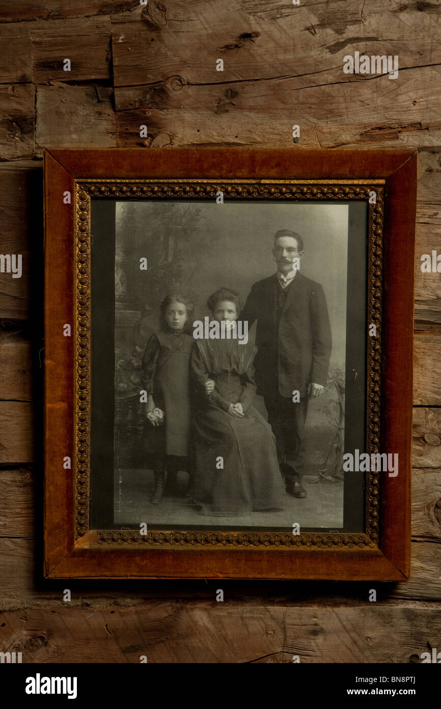 Retrato de familia desde el siglo xix colgando en la pared Foto de stock