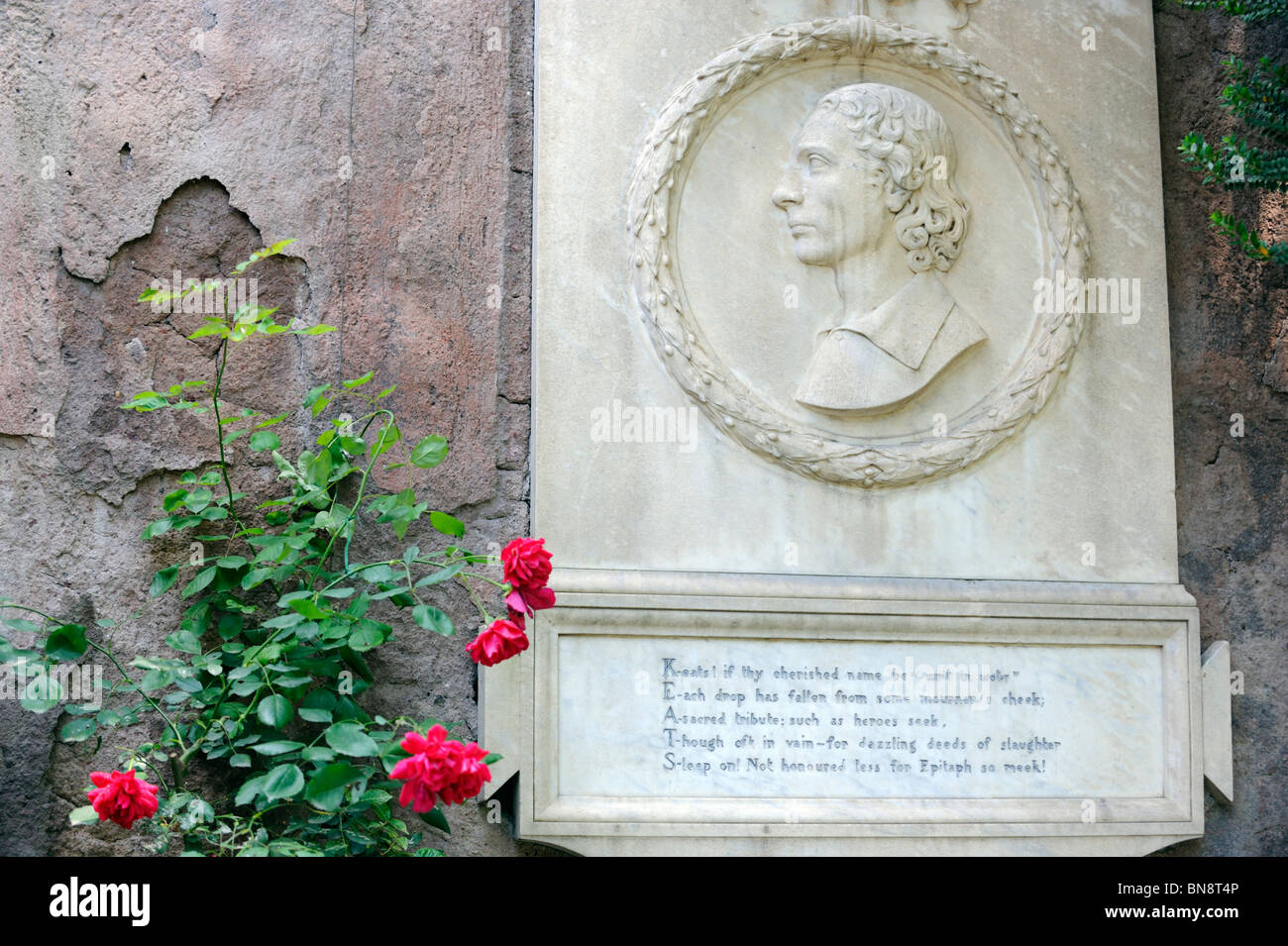 Un epitafio cerca del lugar de entierro de John Keats en el Cementerio Inglés en Roma, Italia Foto de stock