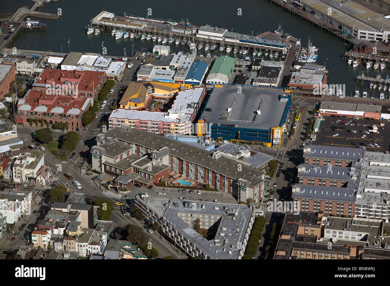Vista aérea por encima de Fishermans Wharf en San Francisco, California Foto de stock