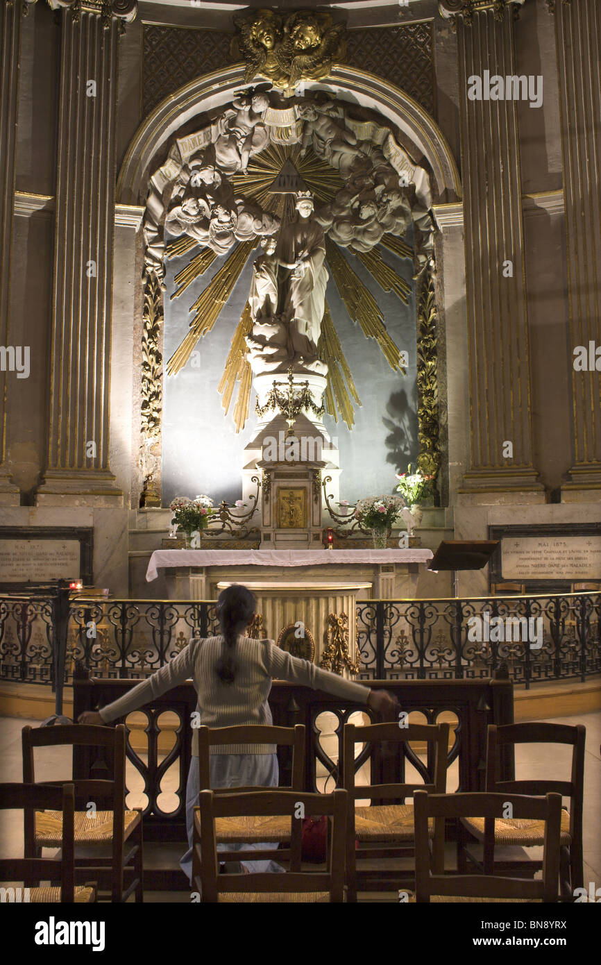 Oración por la iglesia de Santa María en París Foto de stock