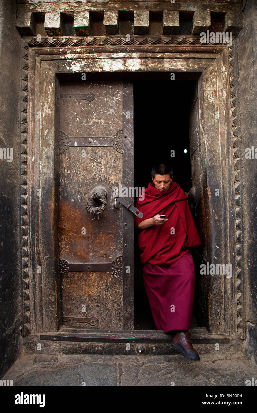 Monje en una puerta en el monasterio de Sera en Lhasa, Tibet Foto de stock