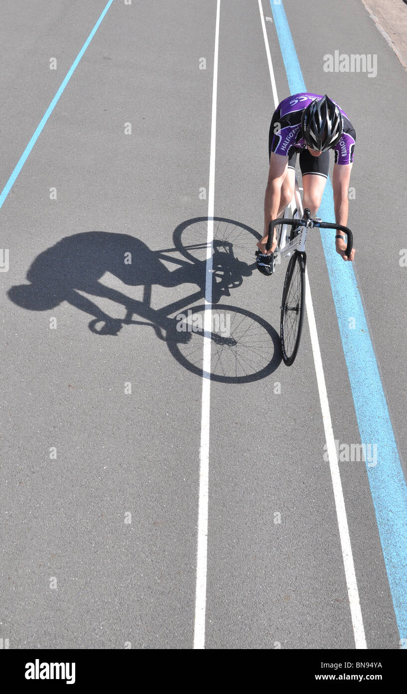 Ciclista en el velódromo haciendo un esfuerzo Foto de stock