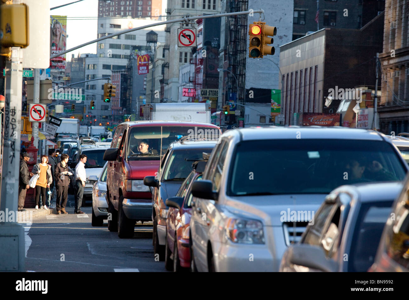Canal Street con tráfico concurrido en Manhattan, Ciudad de Nueva York Foto de stock