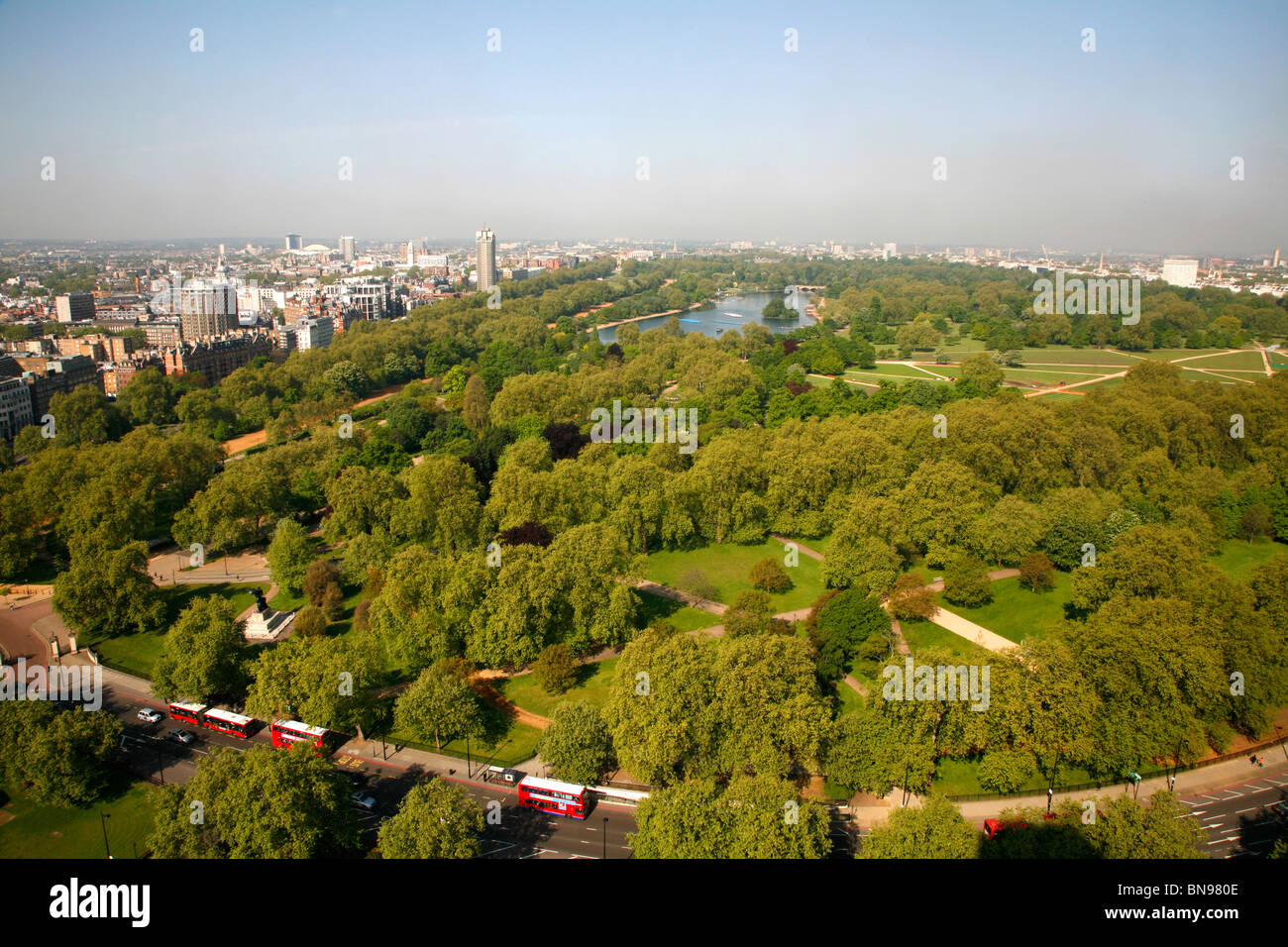 Vista elevada de Hyde Park y Park Lane mirando al oeste hacia Knightsbridge y Kensington, Londres, Reino Unido. Foto de stock