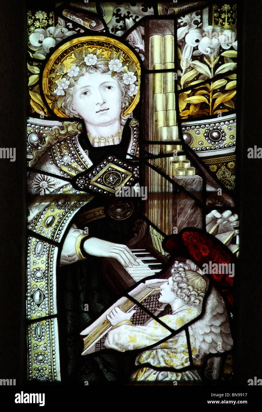 Detalle de un vitral representando a Santa Cecilia tocando un órgano portátil Foto de stock