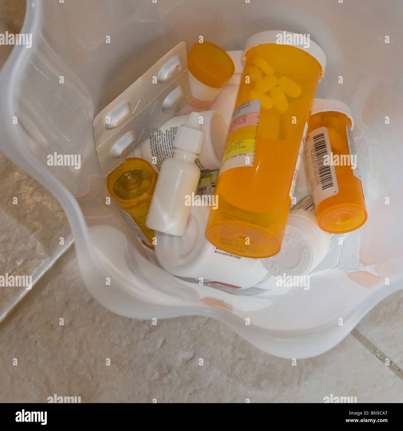 Varios recipientes de medicamentos de prescripción en la basura Foto de stock