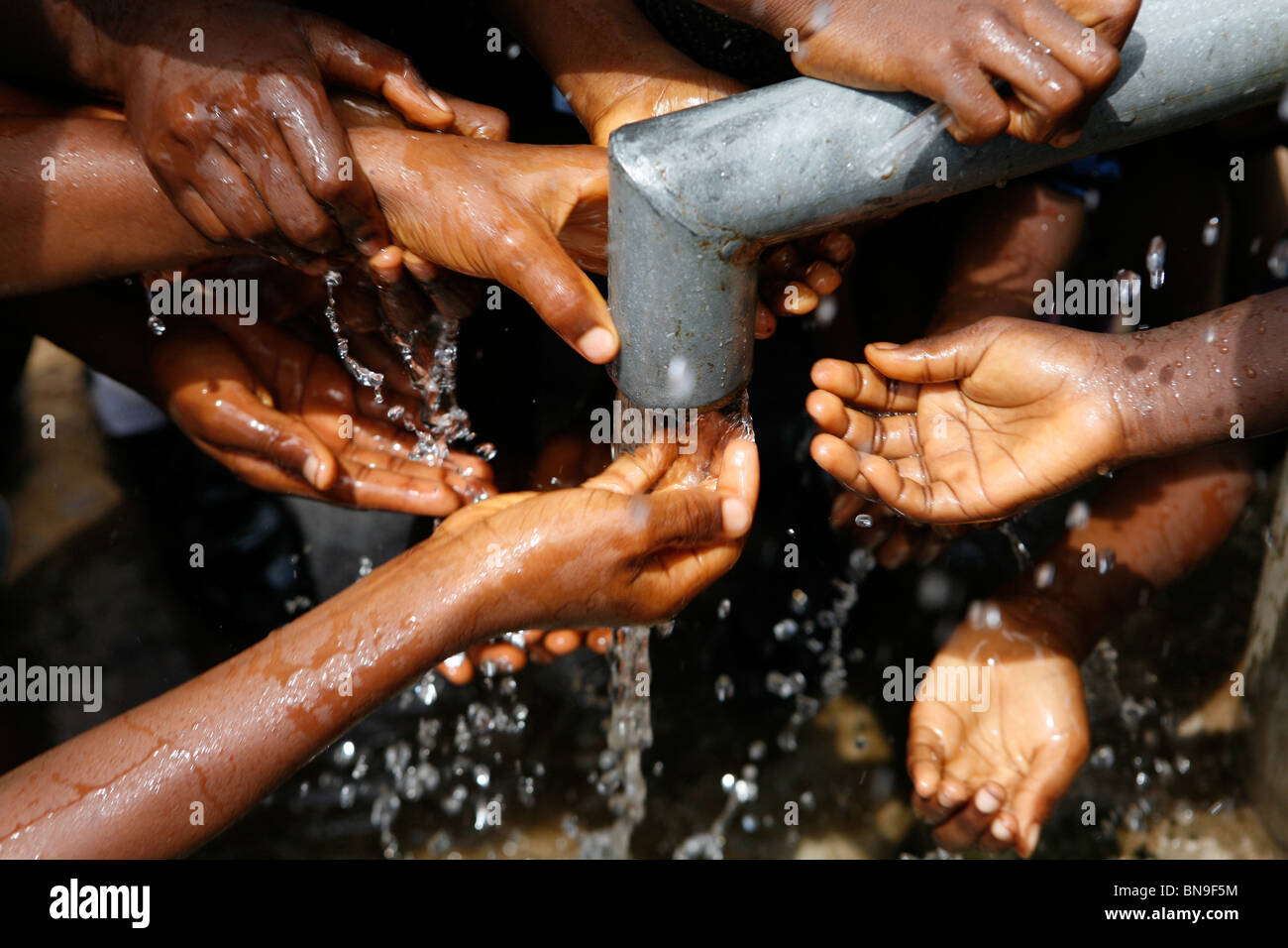 Los niños con agua Sierra Leona África Occidental Foto de stock