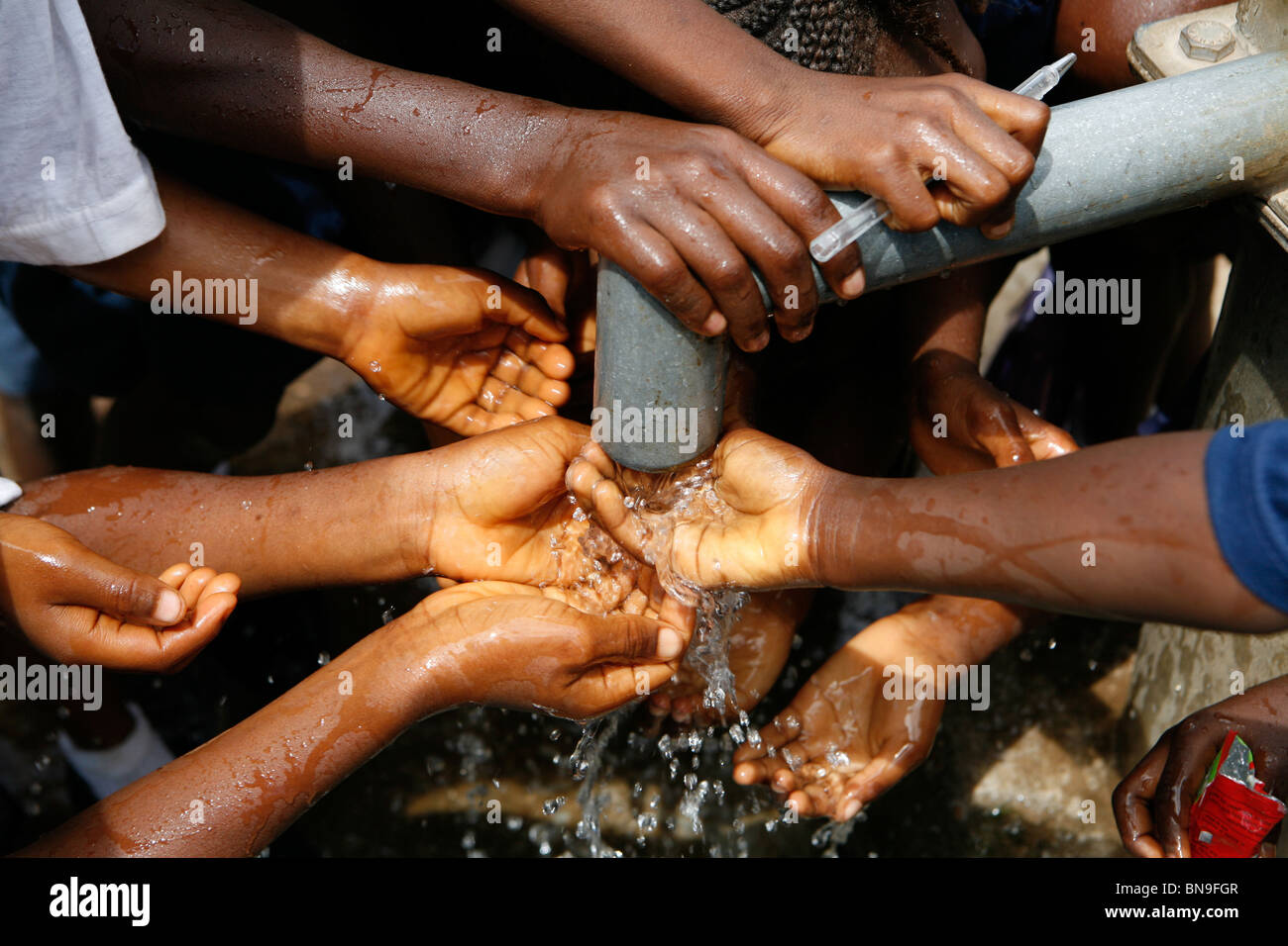 Los niños beben agua Sierra Leona África Occidental Foto de stock