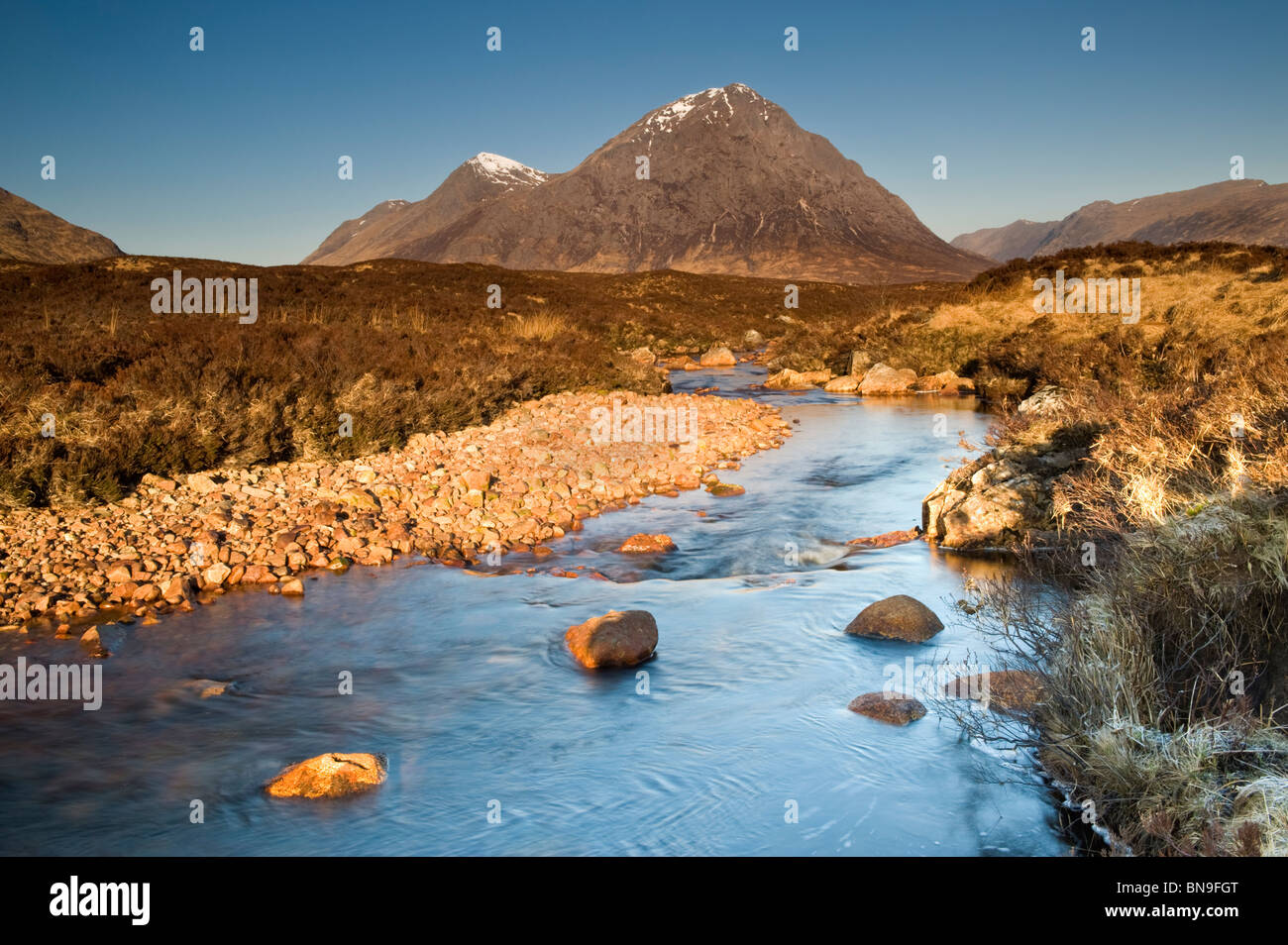 A continuación Buachaille Etive río Etive Mor, Rannoch Moor, Glencoe, Argyll & Bute, Scotland, Reino Unido Foto de stock