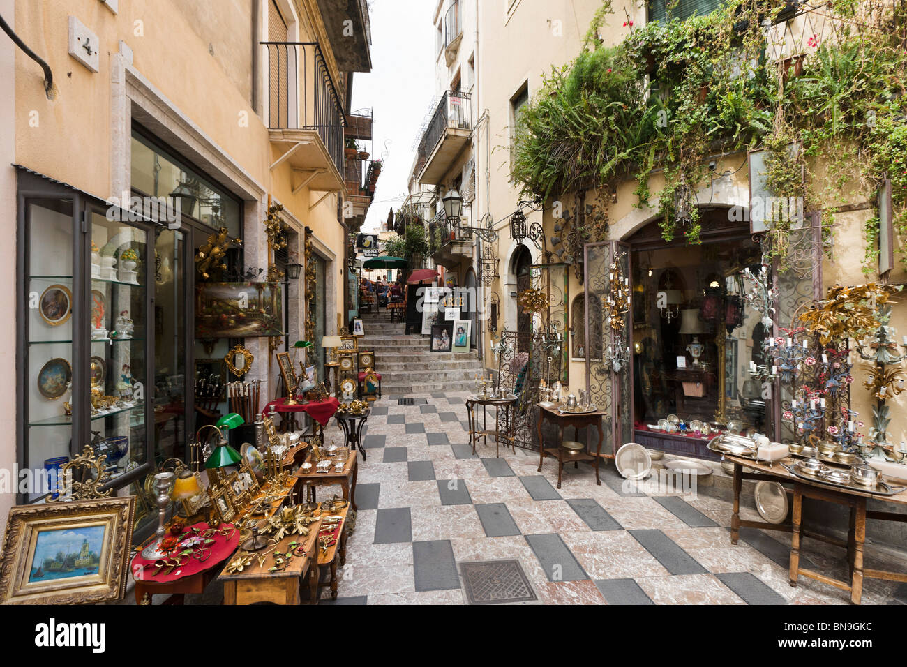 Tiendas de antigüedades fuera del Corso Umberto, en el casco antiguo de la ciudad, Taormina, la costa sureste, Sicilia, Italia Foto de stock