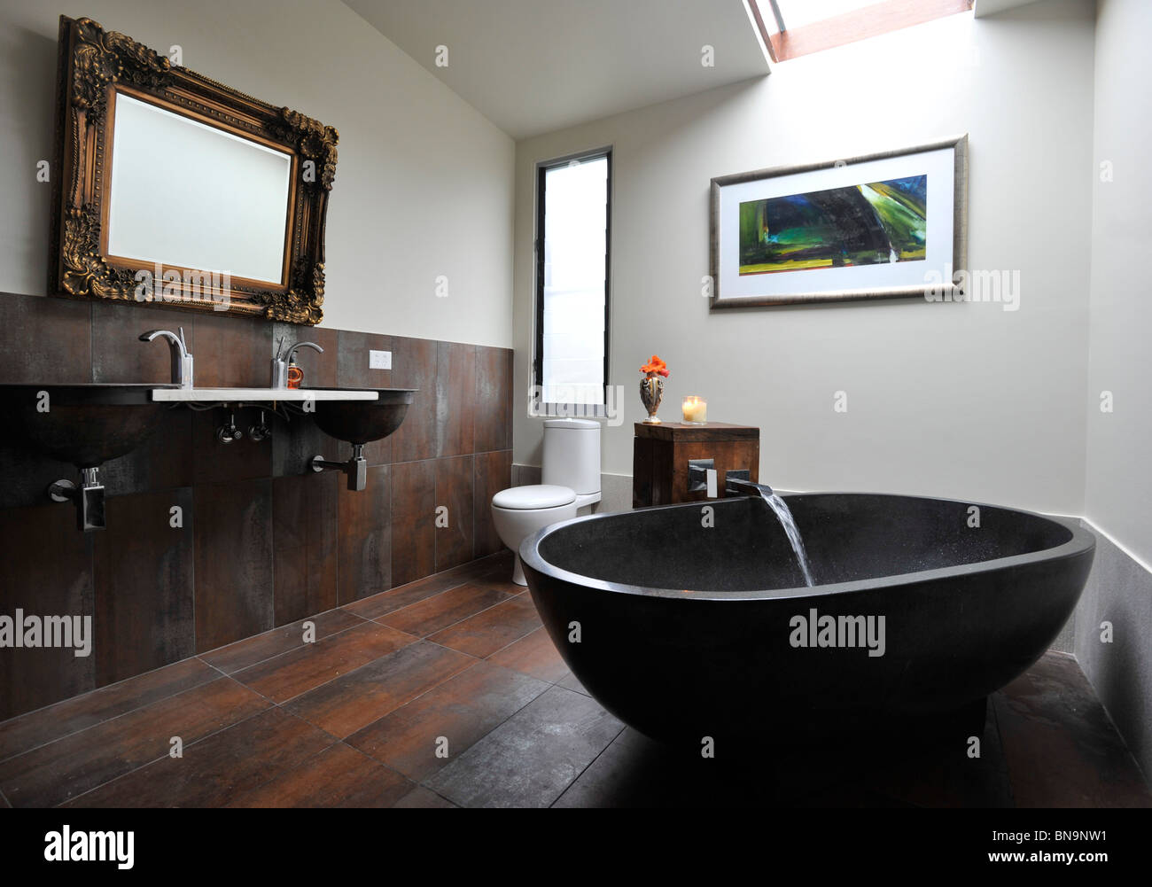 Cuarto de baño en casa contemporánea Foto de stock