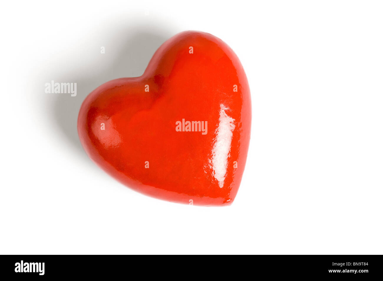 En forma de corazón de color rojo con fondo blanco. Foto de stock