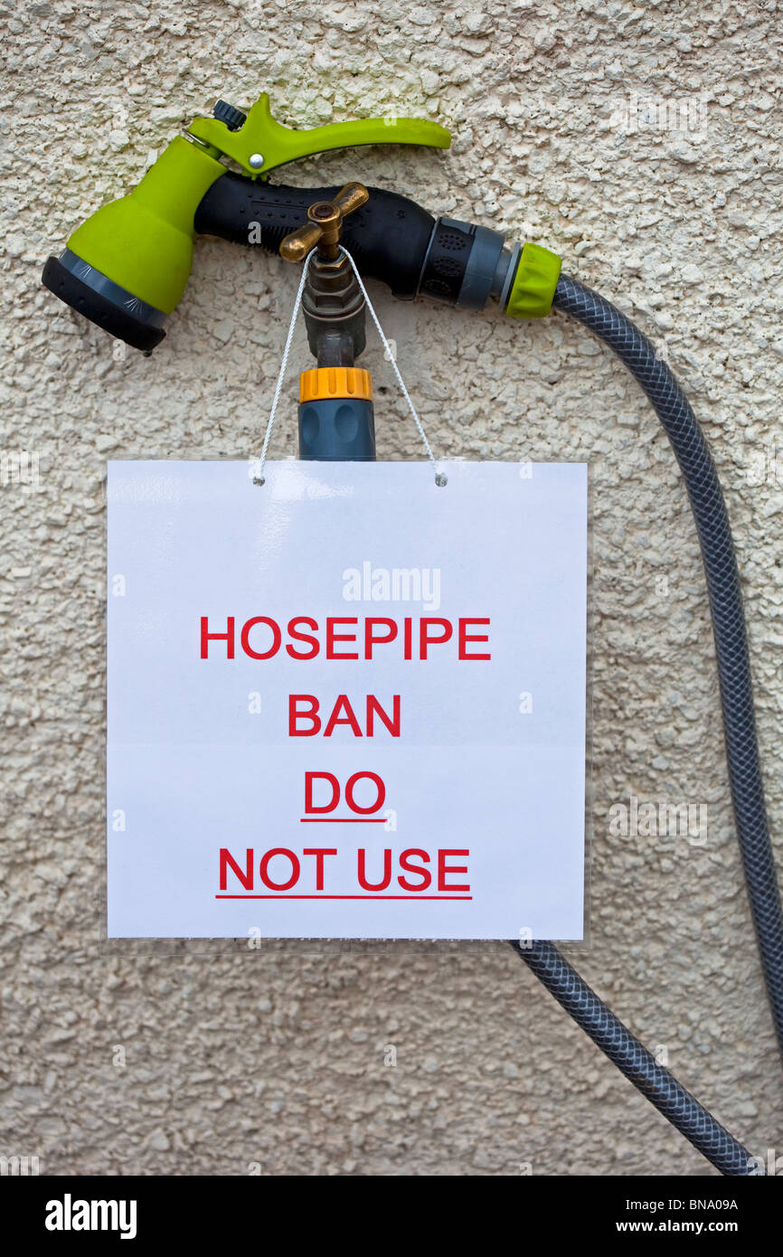 Signo de prohibición de manguera con aviso que prohibían el uso de mangueras de agua para el jardín la sequía UK Europa Foto de stock