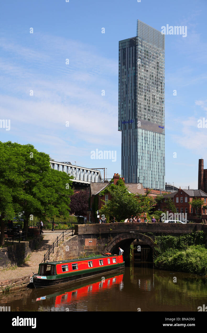 El Bridgewater Canal en Castlefields Manchester con el Beetham Tower en el fondo Foto de stock