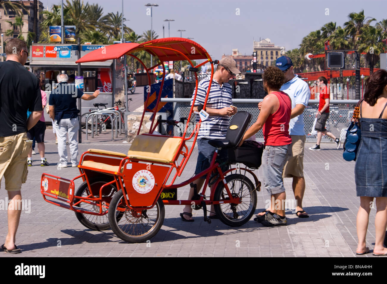 Cerca de Port Vell de Barcelona triciclo Fotografía de stock - Alamy