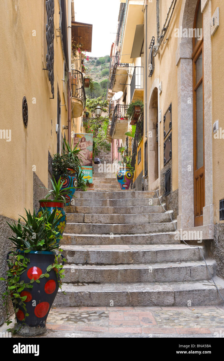 Estrecho callejón en el casco antiguo de la ciudad, Taormina, la costa sureste, Sicilia, Italia Foto de stock