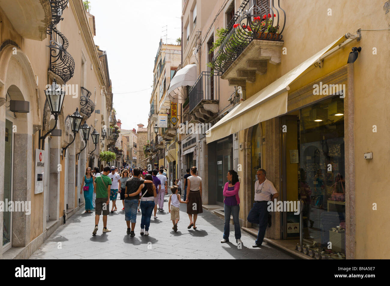 Las tiendas de Corso Umberto en el casco antiguo de la ciudad, Taormina, la costa sureste, Sicilia, Italia Foto de stock