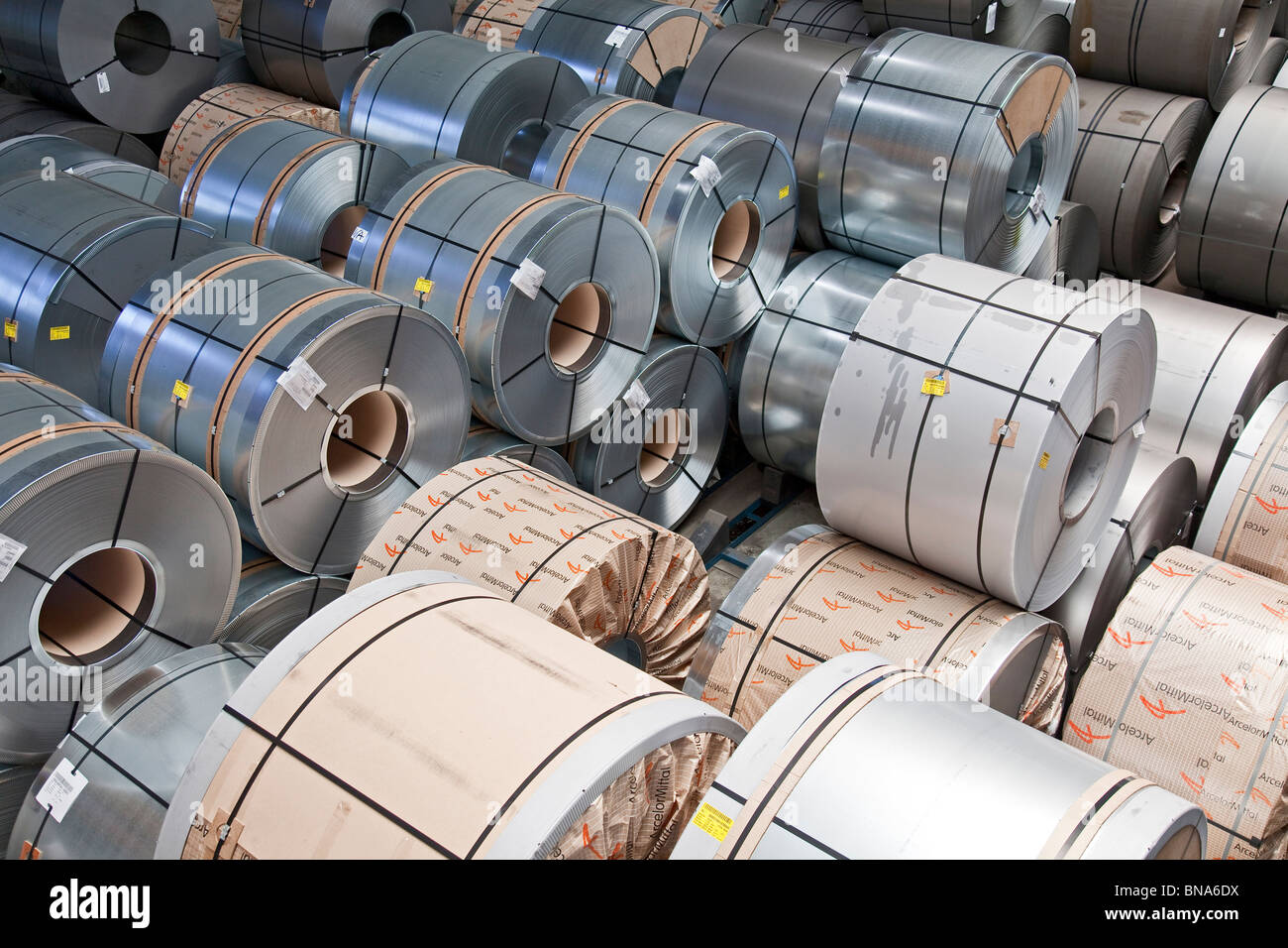 ArcelorMittal: la producción de bobinas de acero; almacenamiento de bobinas de acero completo listo para envío Foto de stock