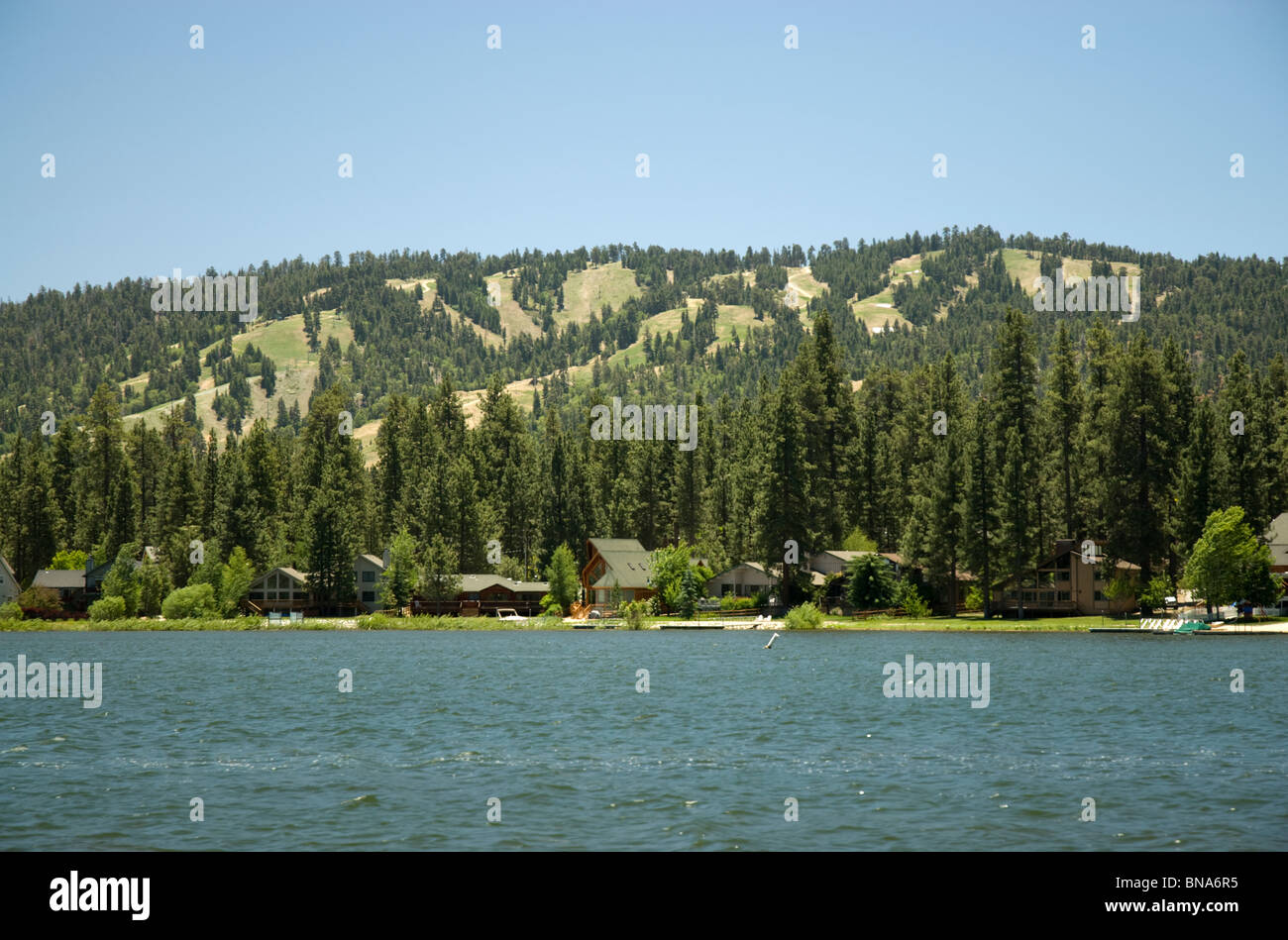 Las pistas de esquí no tienen nieve sobre ellas en el verano en Big Bear Lake, California, EE.UU. Foto de stock