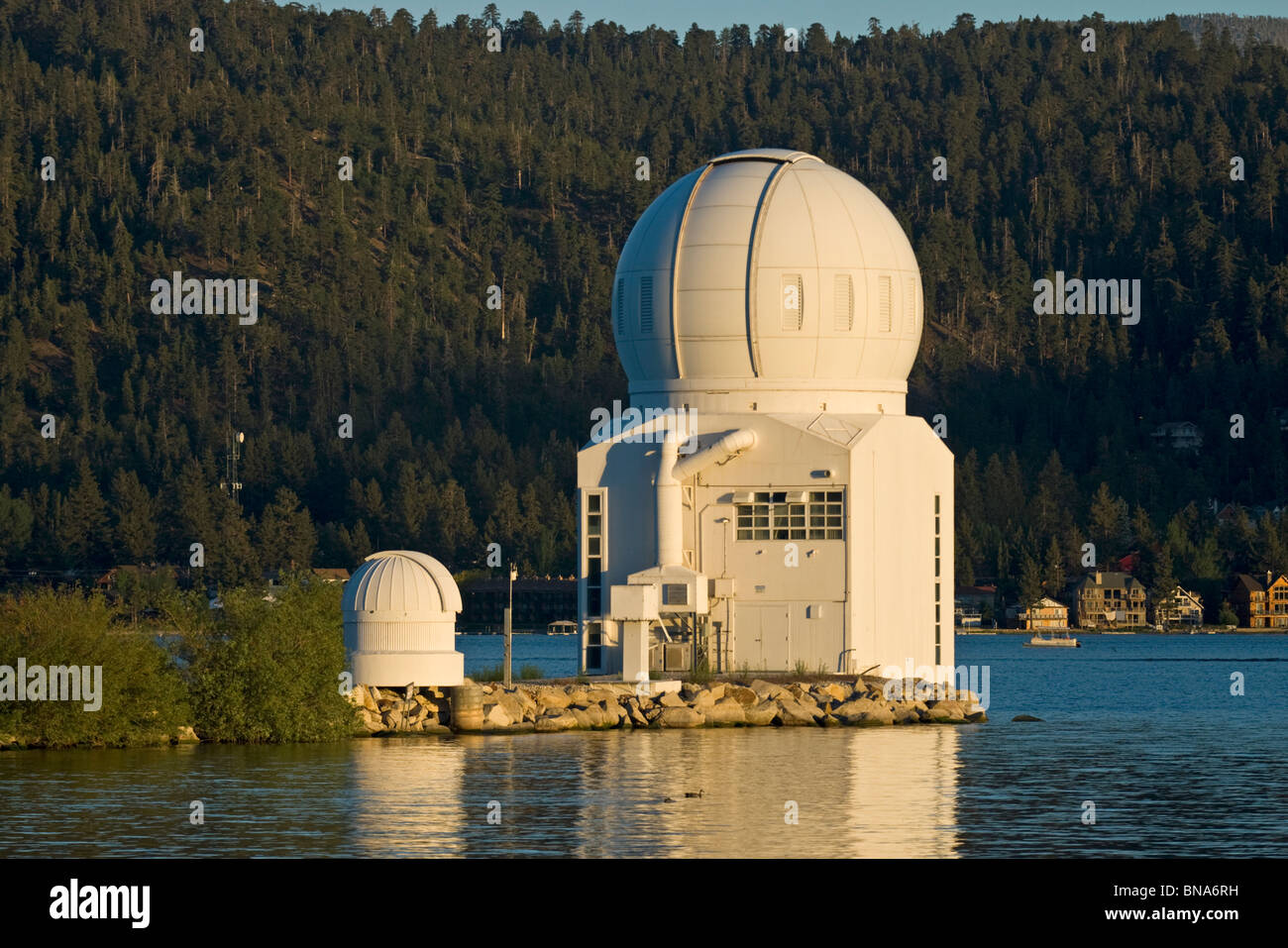 El Observatorio Solar de Big Bear en Big Bear Lake, California, EE.UU. Foto de stock