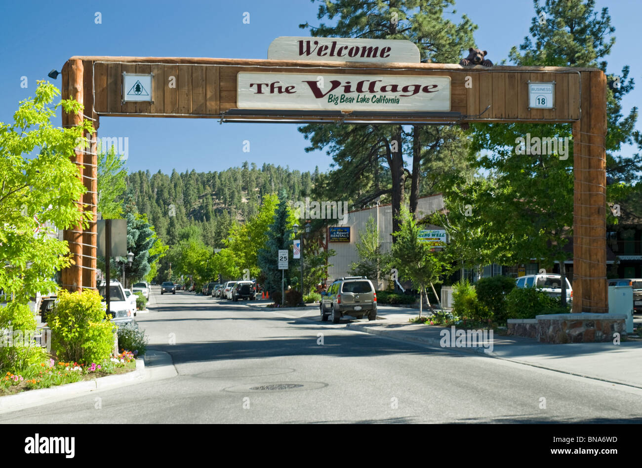 Entrada a El Village shopping center en Big Bear Lake, California, EE.UU. Foto de stock