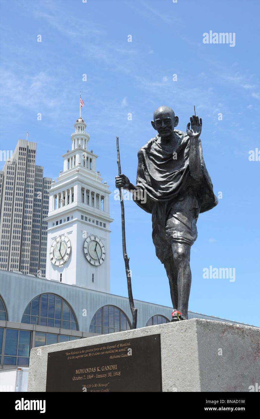 Estatua de Mohandas Gandhi por el Ferry Building, San Francisco, California, EE.UU. Foto de stock