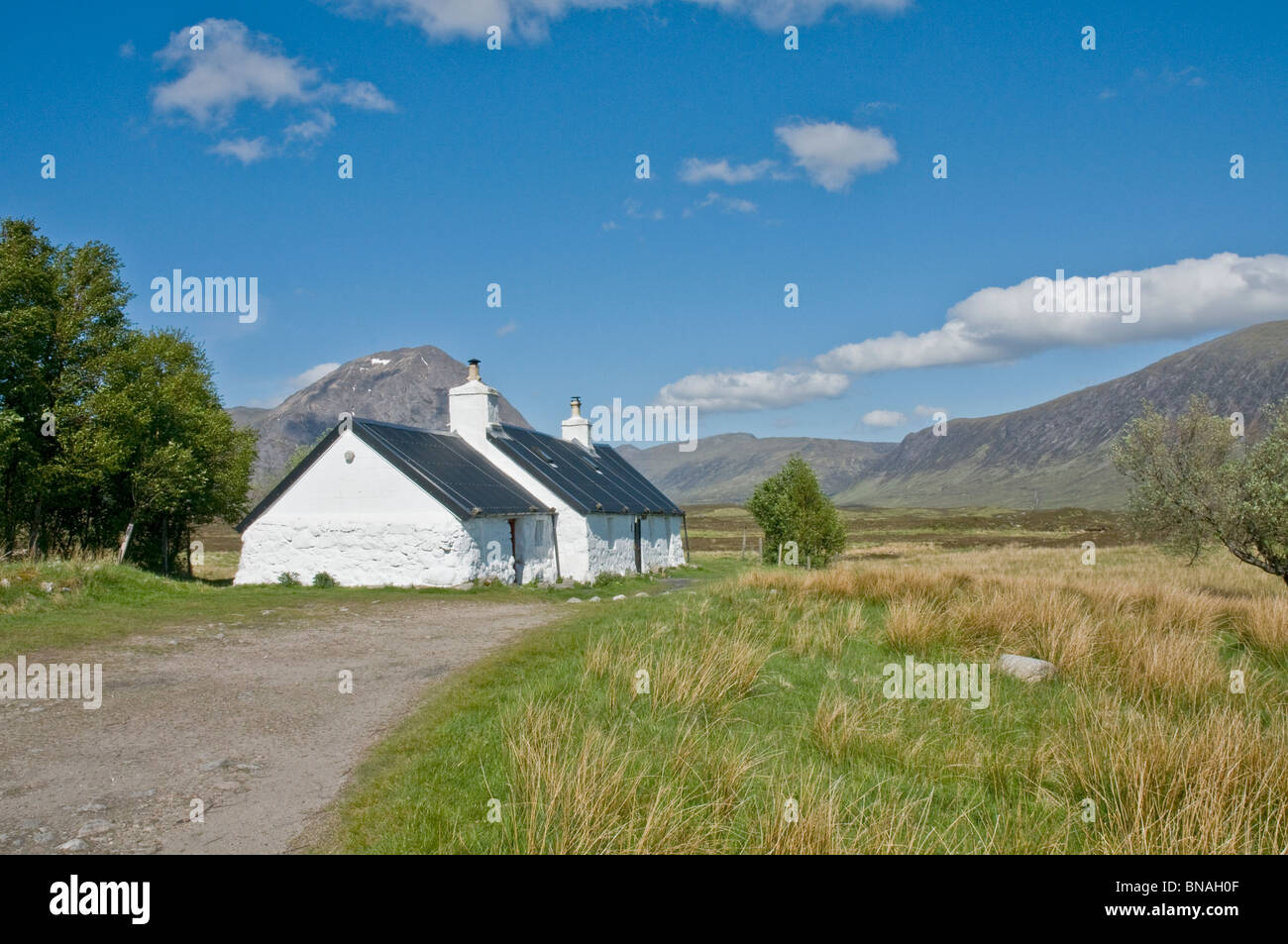 Black Rock Cottage Glencoe Highland Escocia con Buachille Etive Mhor en segundo plano. Foto de stock