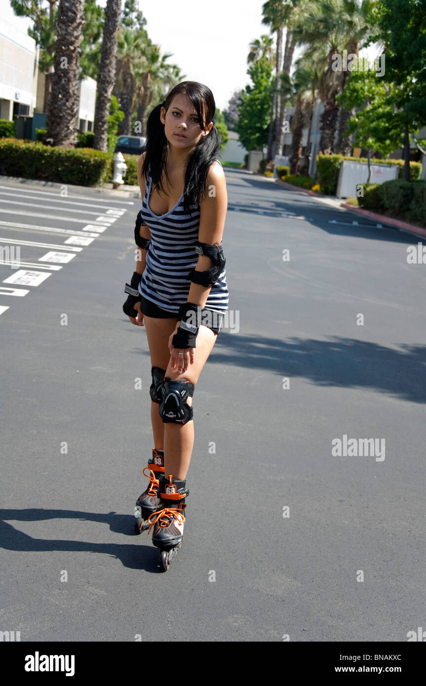 Mujer joven andar en patines Fotografía de stock - Alamy