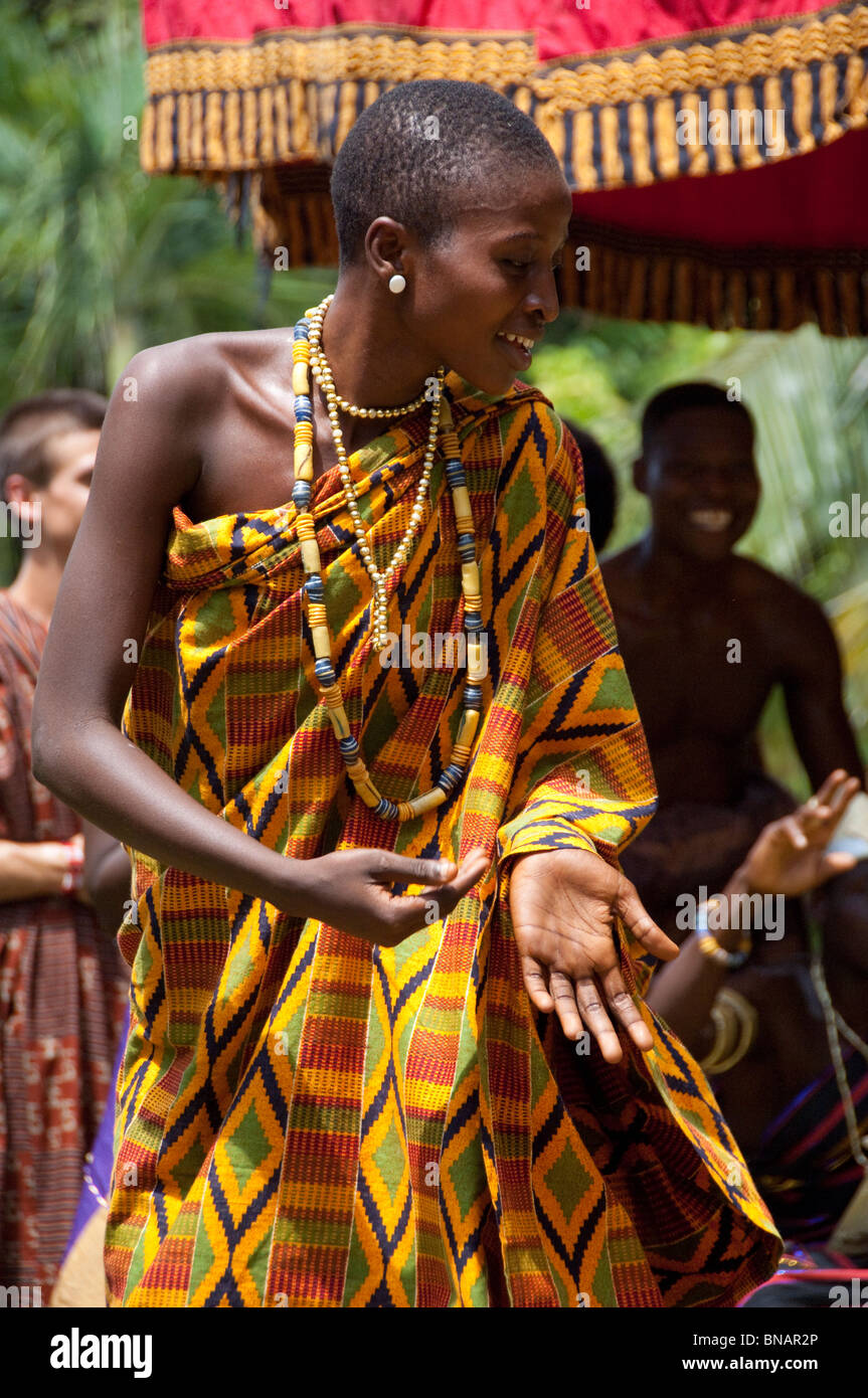 África, Ghana, La Palm Beach Hotel. Show folclórico tradicionales de África Occidental. de coloridos trajes típicos de stock - Alamy