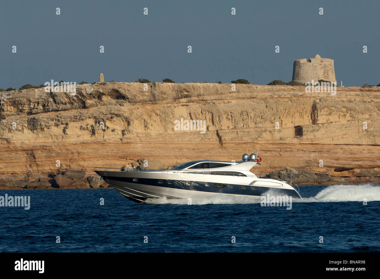 Power Boat en velocidad en el Mar Mediterráneo cerca de la isla de Formentera, Islas Ballearic, España Foto de stock