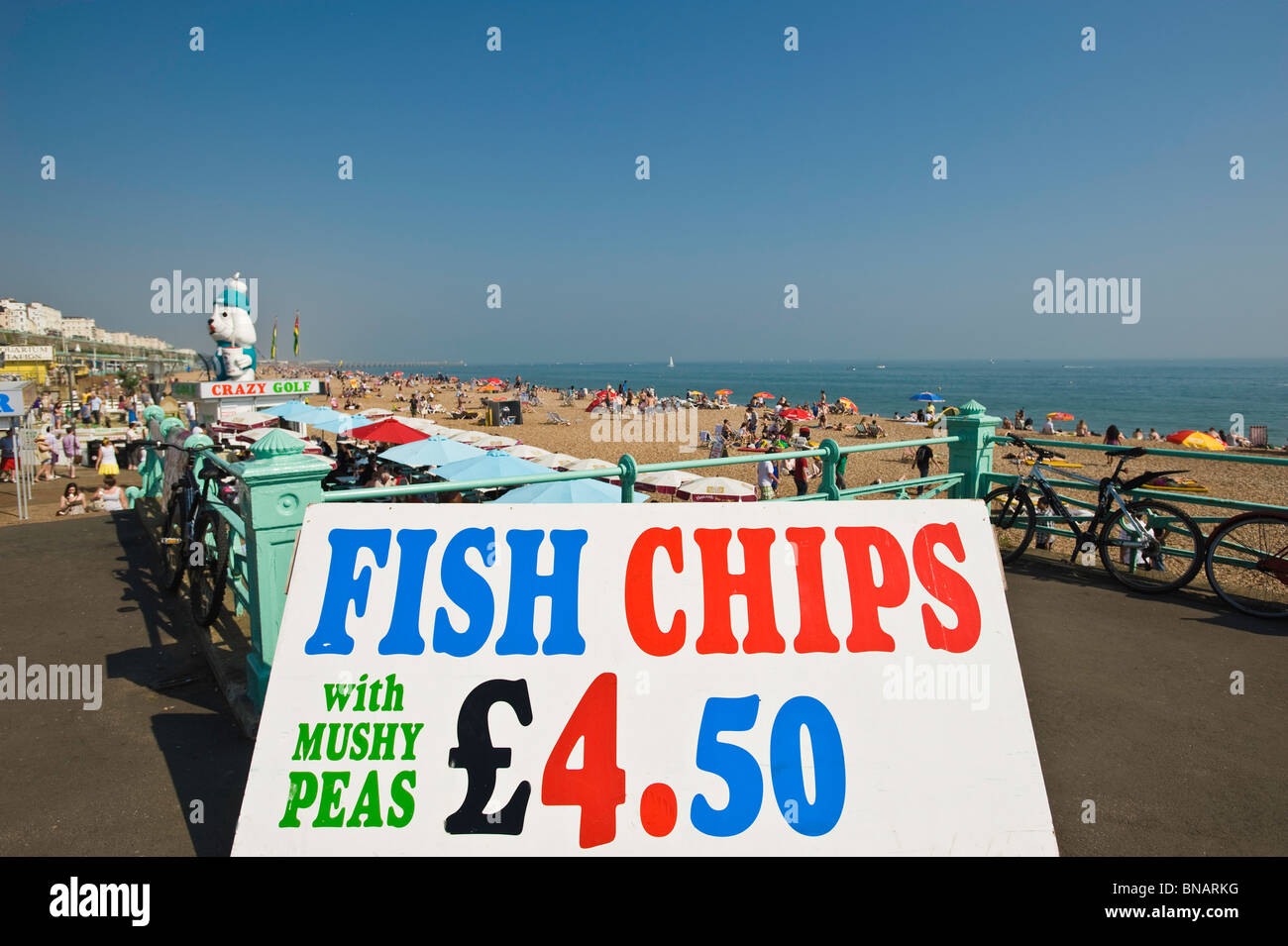 Fish and Chips calado en el paseo marítimo, Brighton, East Sussex, Reino Unido Foto de stock