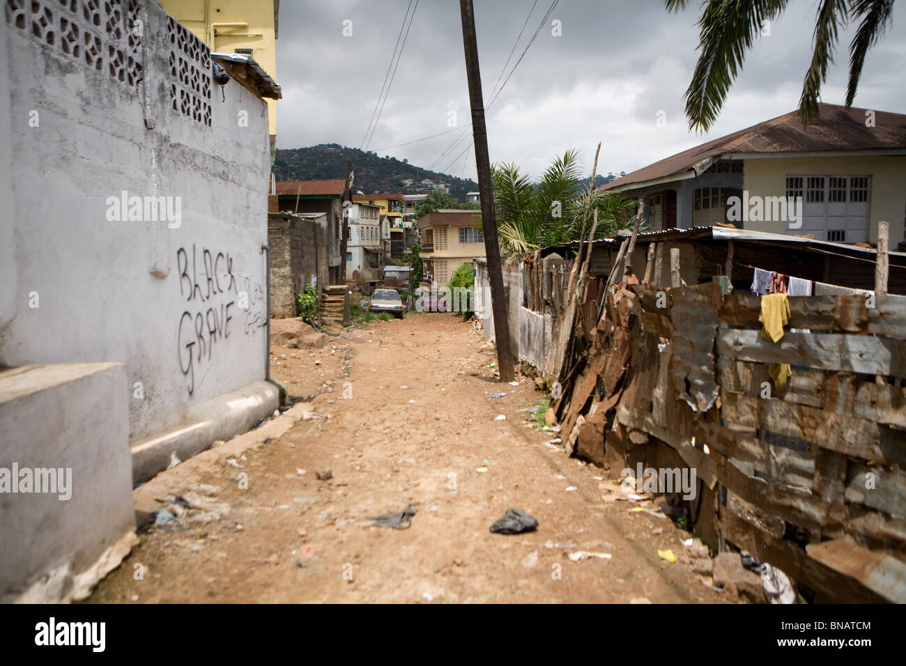 Barrio en Freetown, Sierra Leona, África occidental Foto de stock