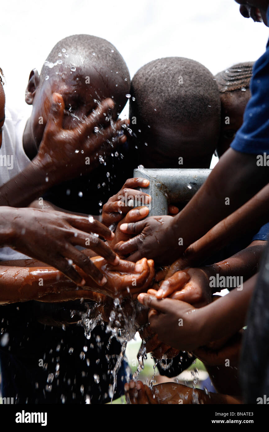 Los niños, beber agua, Sierra Leona, África occidental, Foto de stock