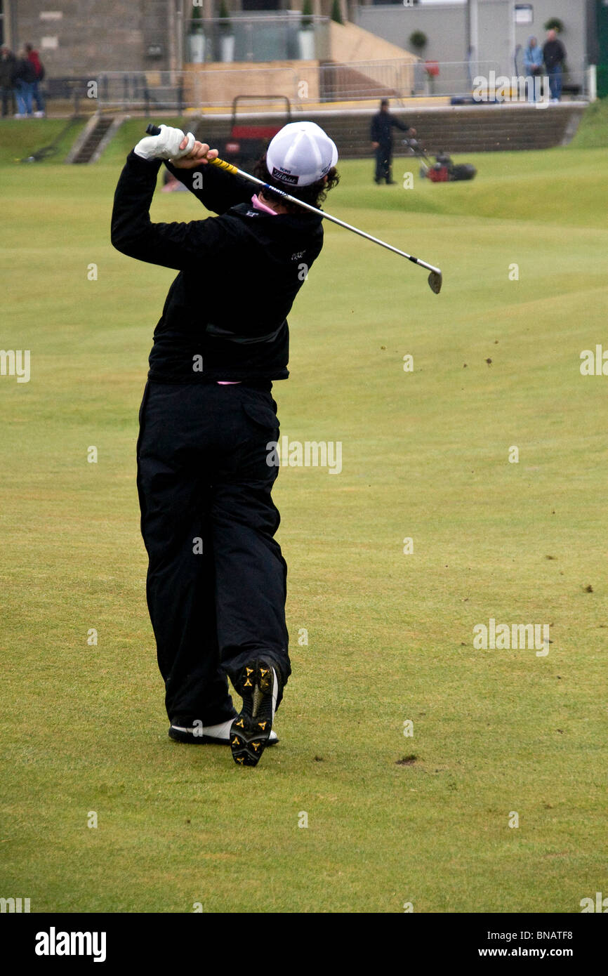Rory McIlroy en acción durante una sesión de práctica en el campo de golf St Andrews antes del torneo Abierto Británico,UK Foto de stock