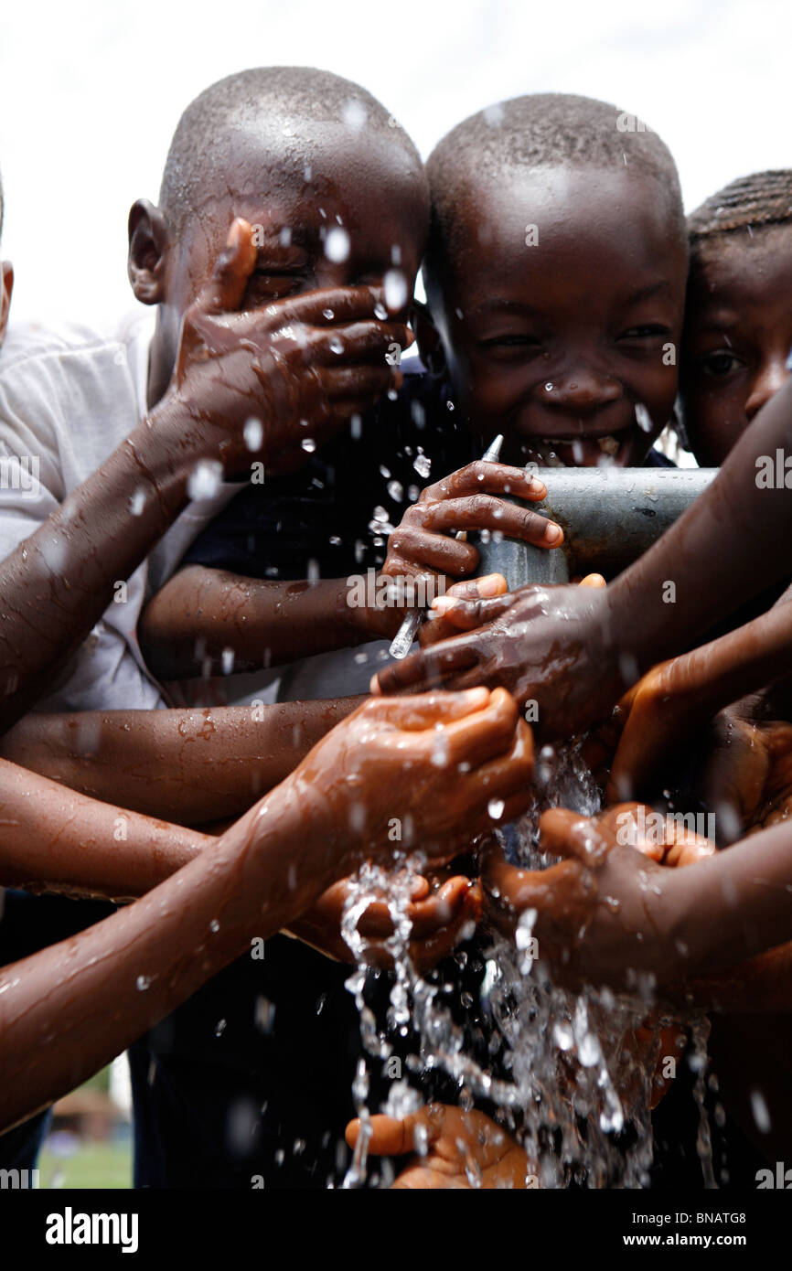 El agua potable, los niños de Sierra Leona, en África Occidental Foto de stock