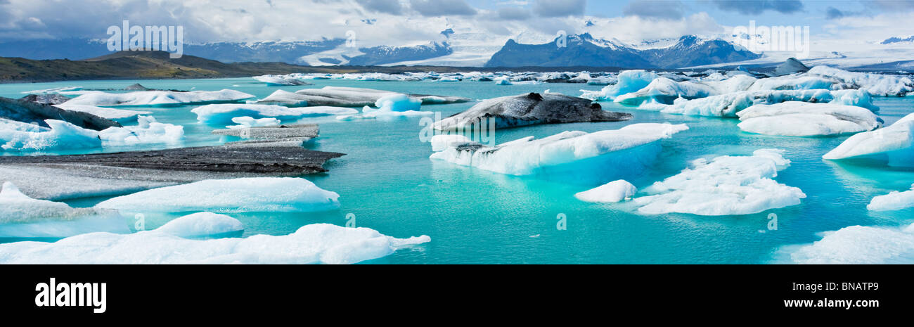 Los flujos de hielo en la laguna en la base del glaciar islandés Foto de stock