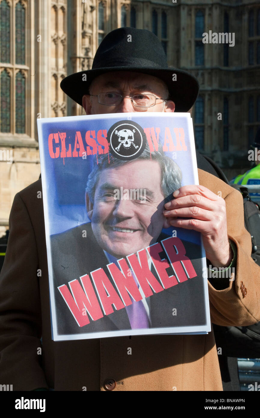 Un manifestante mantenga cartel del Primer Ministro Gordon Brown en el día llega a la investigación sobre el Iraq el 5 de marzo de 2010 Londres, Inglaterra Foto de stock