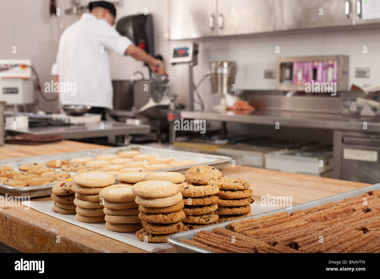 Chef macho hornear galletas en la cocina comercial Foto de stock