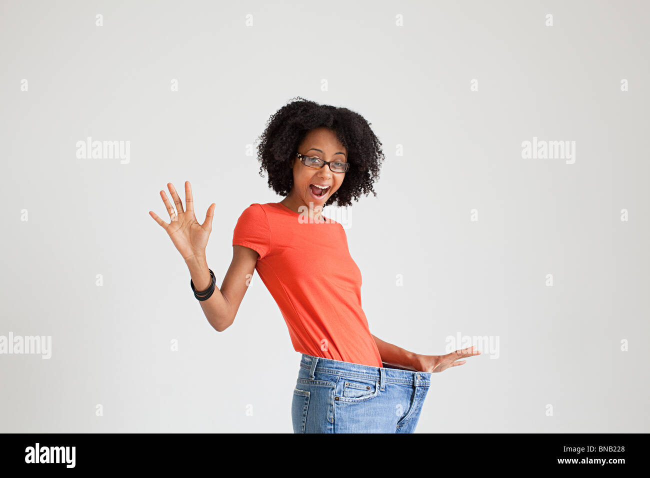 Mujer con pantalones vaqueros flojos Fotografía de stock - Alamy