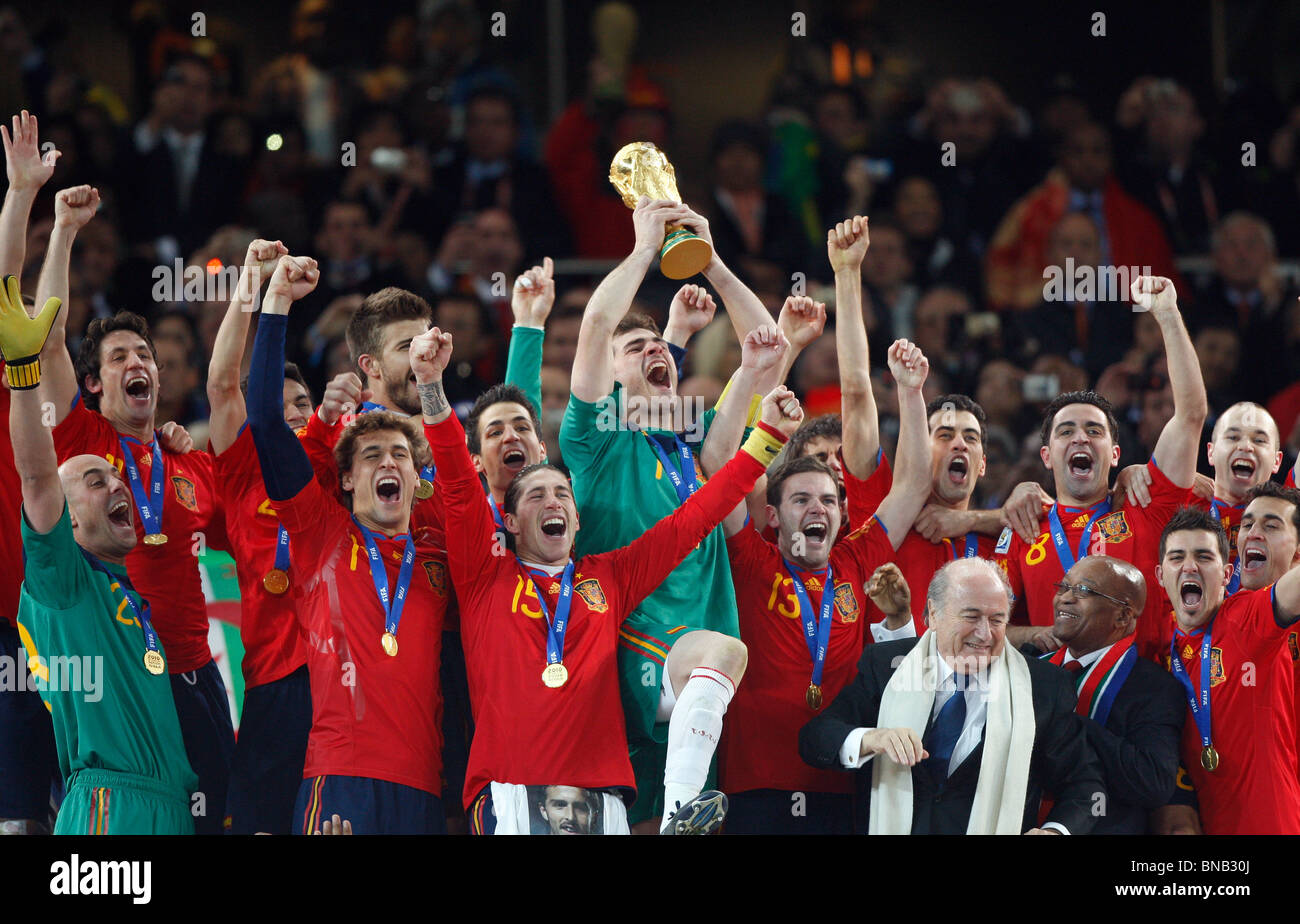 España LEVANTAR LA COPA MUNDIAL DE LA FIFA Holanda V ESPAÑA SOCCER CITY  JOHANNESBURGO, Sudáfrica 11 de julio de 2010 Fotografía de stock - Alamy