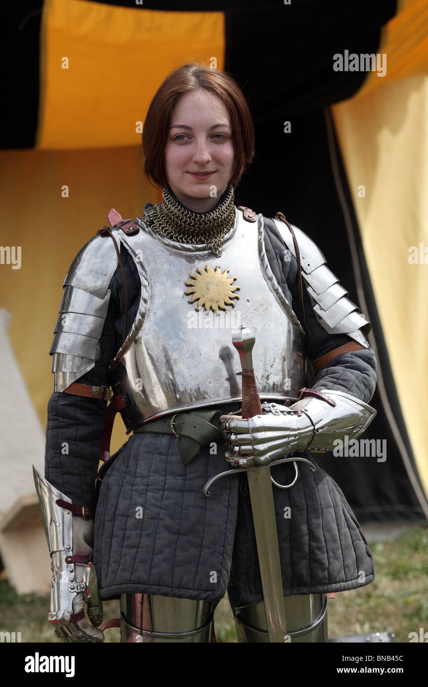 Mujer joven vestida con armadura medieval antes de la batalla de Tewkesbury  Re-promulgación, 2010 Fotografía de stock - Alamy