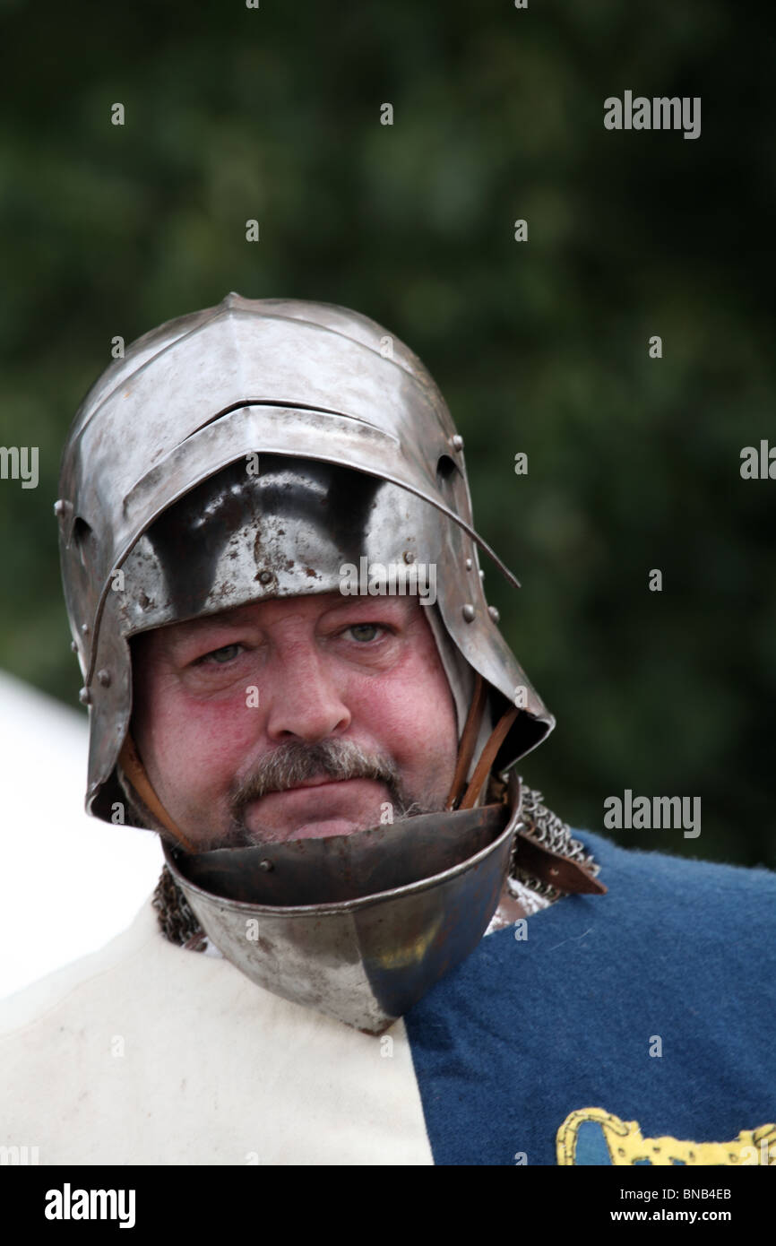 Batalla de Tewkesbury Re-promulgación, 2010. El hombre en armas en armaduras medievales se prepara para la batalla Foto de stock