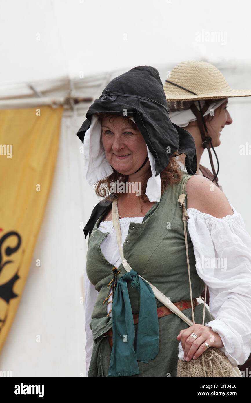 Batalla de Tewkesbury Re-promulgación, 2010, una mujer vestida con traje medieval Foto de stock