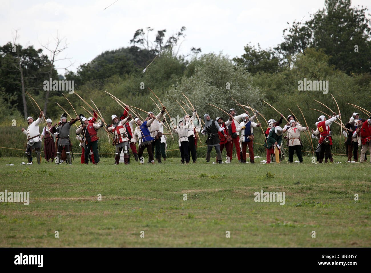 Lancastrian arqueros fire andanadas de flechas en la batalla de Tewkesbury Yorkist fuerzas Re-promulgación, 2010 Foto de stock