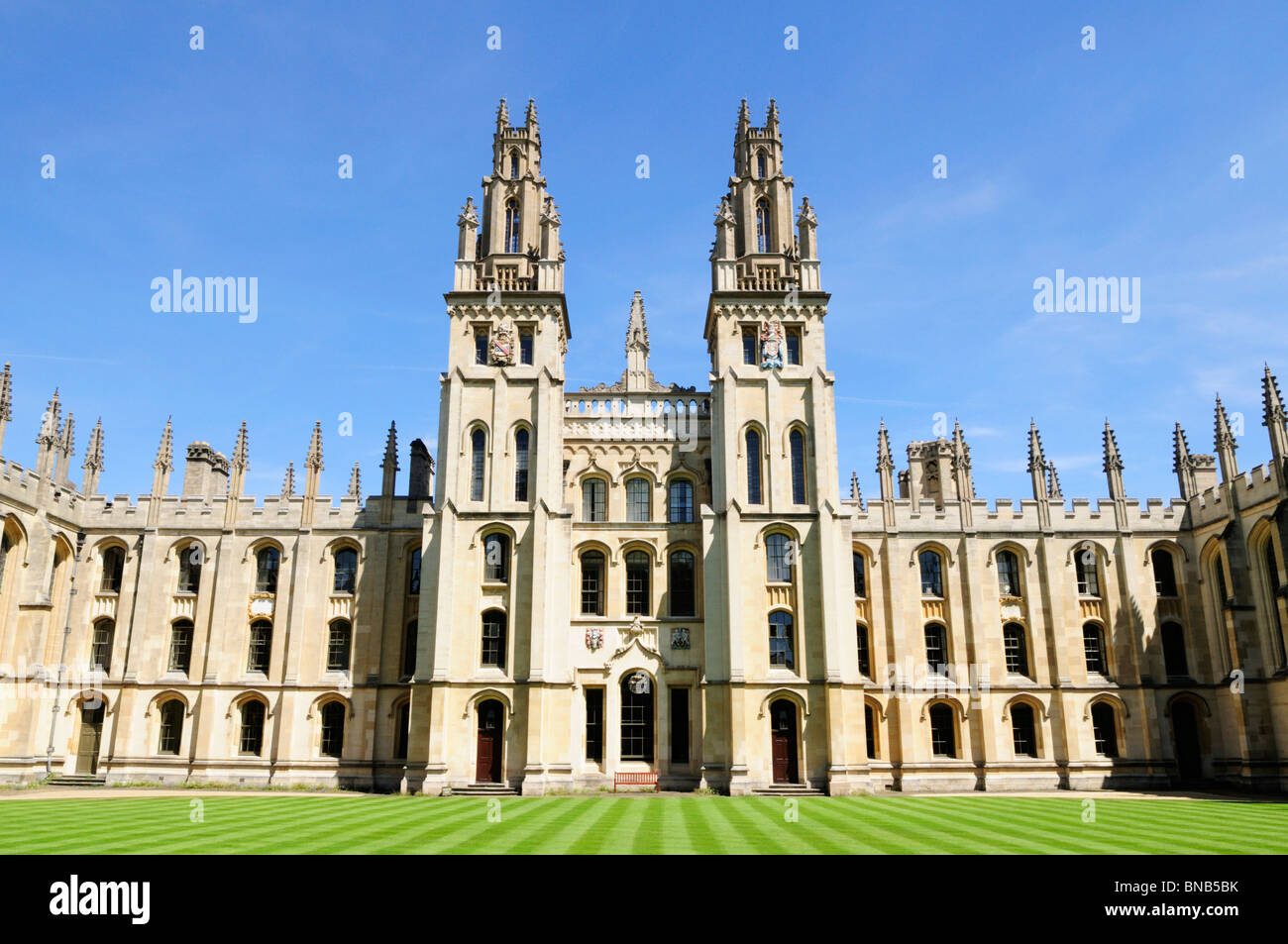 Cuadrilátero del norte y las torres góticas de All Souls College, Oxford, Inglaterra, Reino Unido. Foto de stock