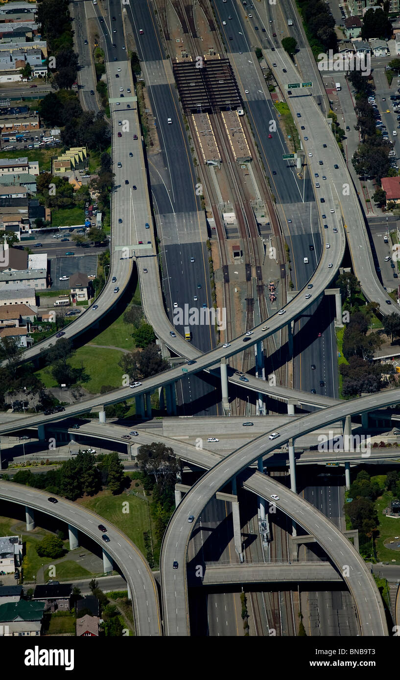 Vista aérea por encima de Bay Area Rapid Transit BART Intersección de autopista de California Berkeley. Foto de stock